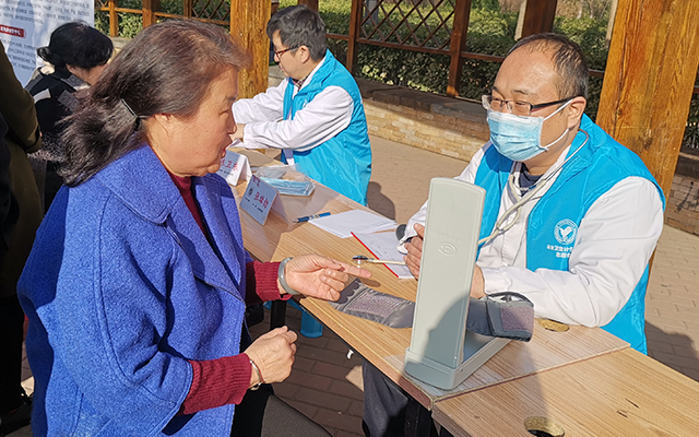 【学雷锋日】爱游戏ayx平台（China）官方网站,举办“爱满京城，牵手智慧家医”志愿服务活动(图5)